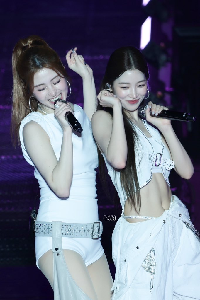 kiki_1030_'s tweet image. 250719 Day1
LE SSERAFIM TOUR 'EASY CRAZY HOT' IN TAIPEI
有兩隻可愛小狗🐶🥰
#LE_SSERAFIM #르세라핌
#허윤진 #YUNJIN #許允真
#카즈하 #KAZUHA #中村一葉
#EASY_CRAZY_HOT_IN_TAIPEI