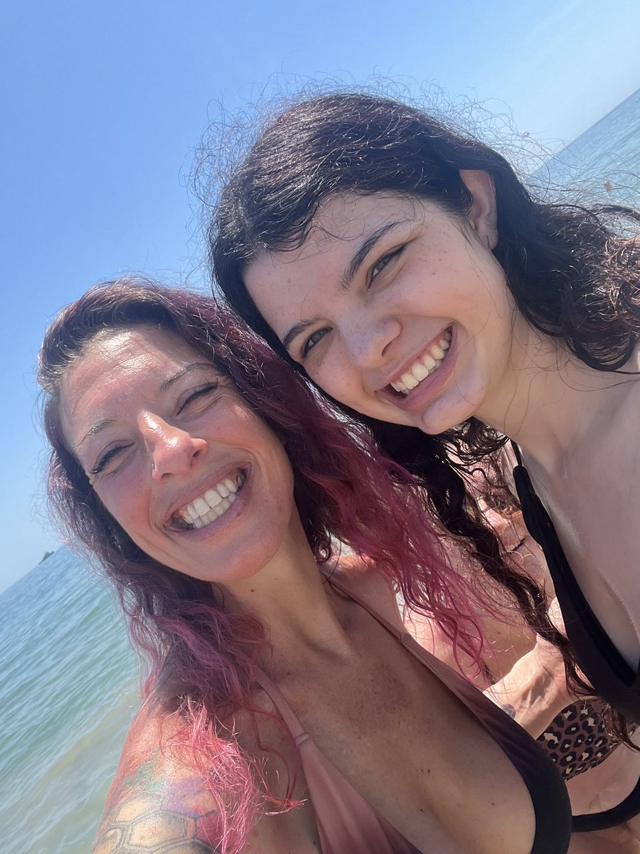 Mrs_ARockstar's tweet photo. People of Twitter Please join me is wishing a HUGE 17th Birthday to @Ghossttoast !!! Happy Birthday I love you so much!!!!  #onmydaughtersbirthday https://t.co/PzGLTkm3Zl