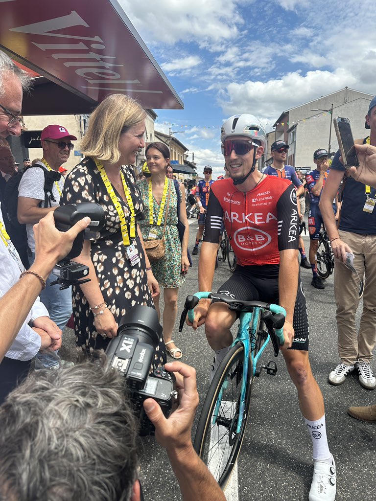 YaelBRAUNPIVET's tweet image. Le Tour de France, c’est la France qui se rassemble autour des valeurs du sport : l’effort, le courage et le partage.
Dans chaque village, sur chaque route, il unit les Français et fait battre le cœur de nos territoires 🇫🇷🚴♂️#TDF2025