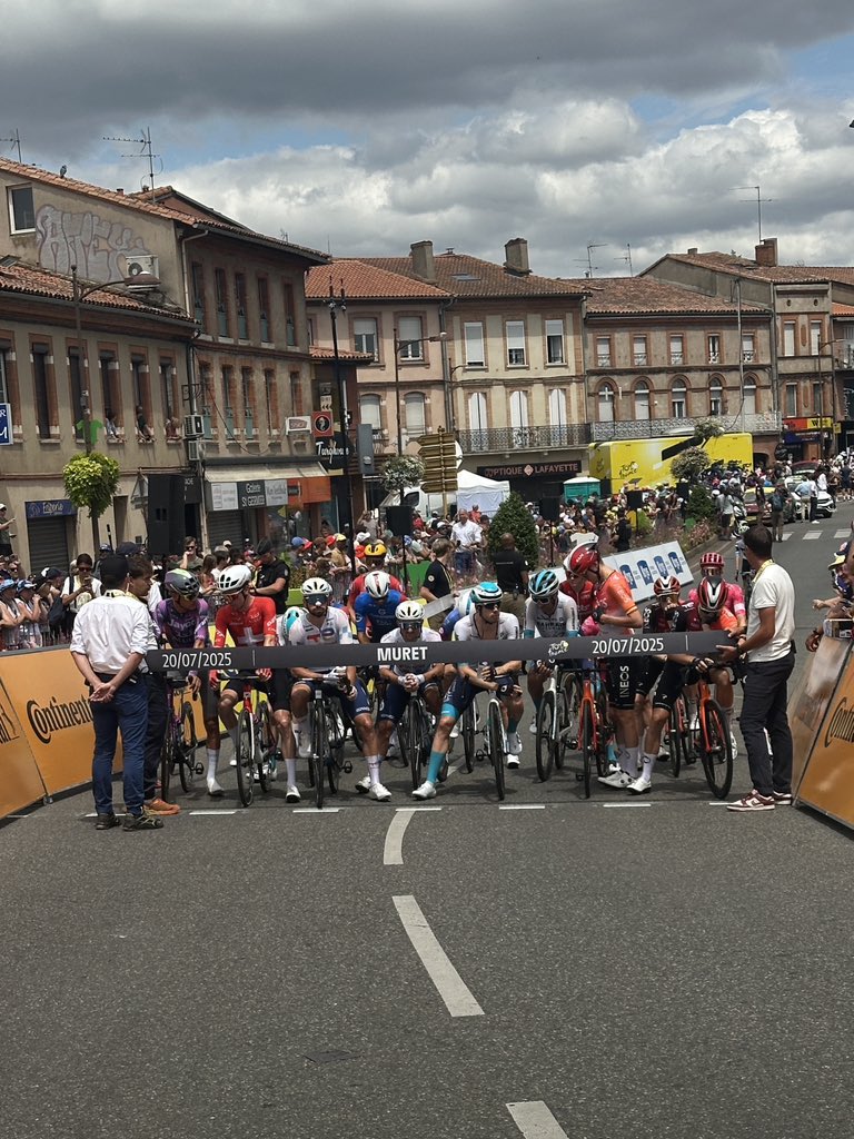 YaelBRAUNPIVET's tweet image. Le Tour de France, c’est la France qui se rassemble autour des valeurs du sport : l’effort, le courage et le partage.
Dans chaque village, sur chaque route, il unit les Français et fait battre le cœur de nos territoires 🇫🇷🚴♂️#TDF2025
