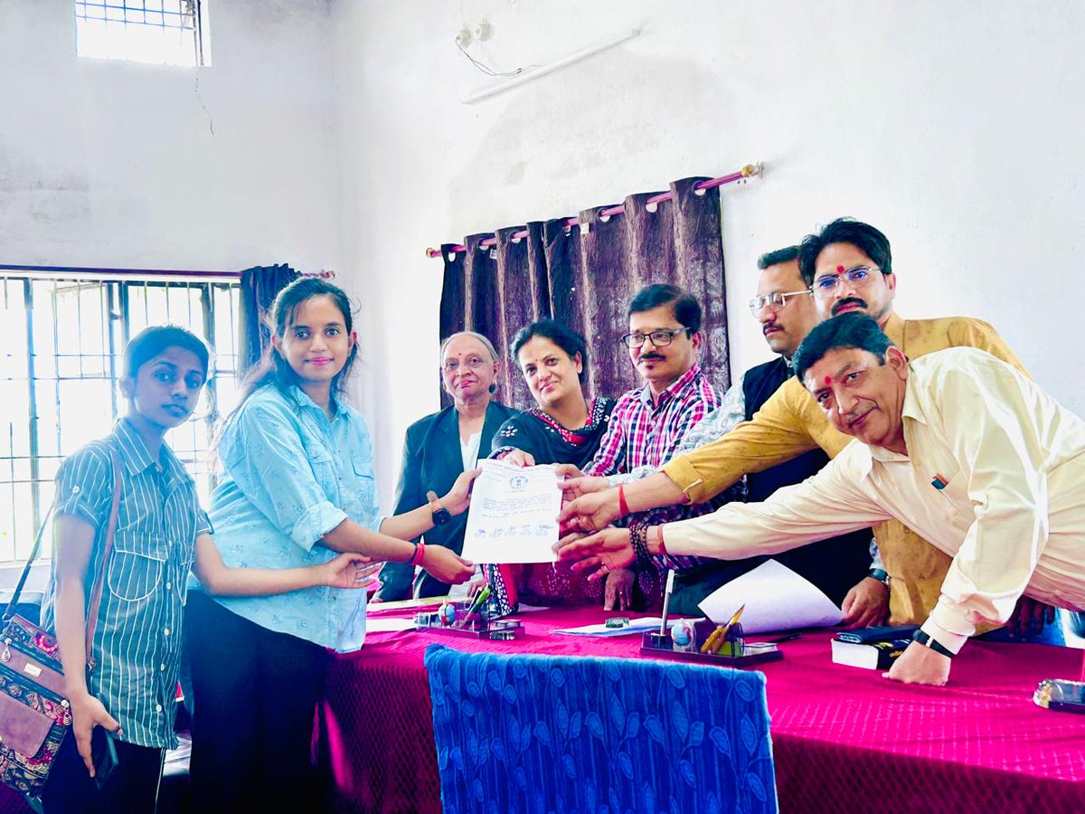 एस ए जी ई भोपाल एवं देवी अहिल्या विश्वविद्यालय में विधि विभाग की छात्राओं द्वारा इंटर्नशिप करने के बाद पन्ना बाल कल्याण समिति (CWC) द्वारा प्रमाण पत्र वितरित किए गए <a href="/CMMadhyaPradesh/">Chief Minister, MP</a> <a href="/CollectorPanna/">COLLECTOR PANNA</a>