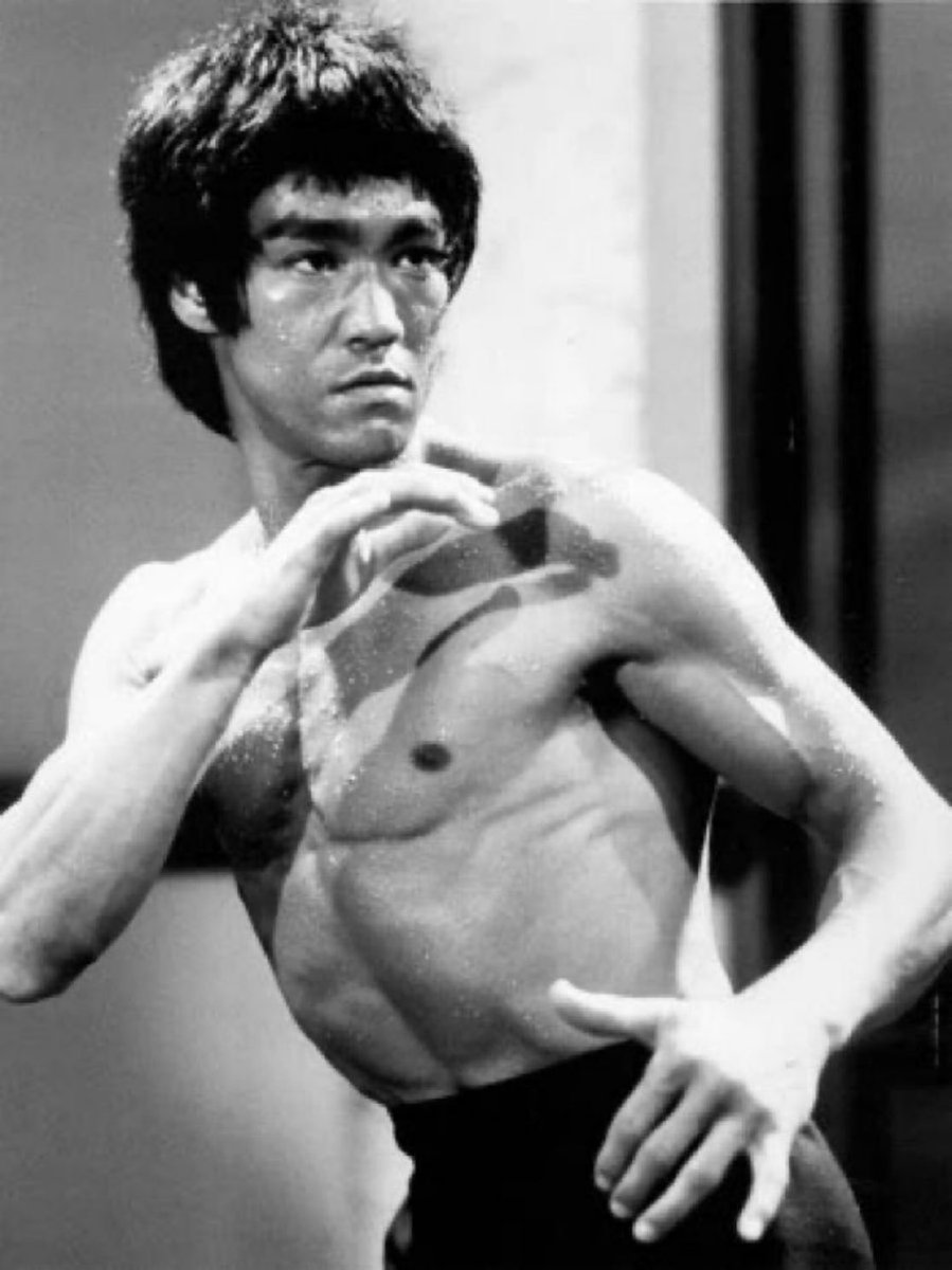 70sDailyDose's tweet image. Remembering the legendary Bruce Lee who passed away on this day in 1973. He was only 32 years old. #BruceLee