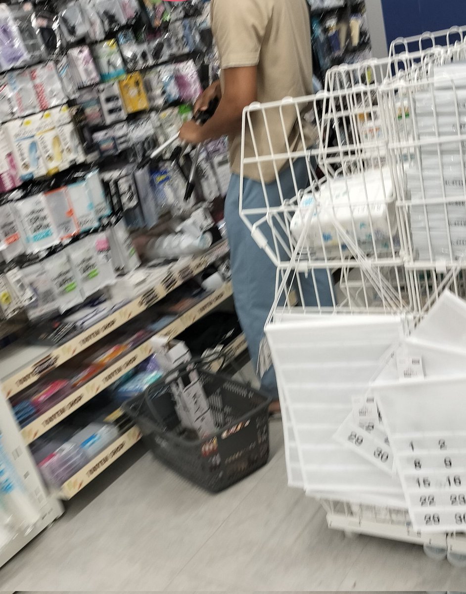 NORIpiltucha's tweet image. 外人さん
勝手に品物箱からだしてたわ
店員に買うように言われたのに
買わずに帰ってった
害人いらねーわ😮💨
箱はボロボロにされてました😡
