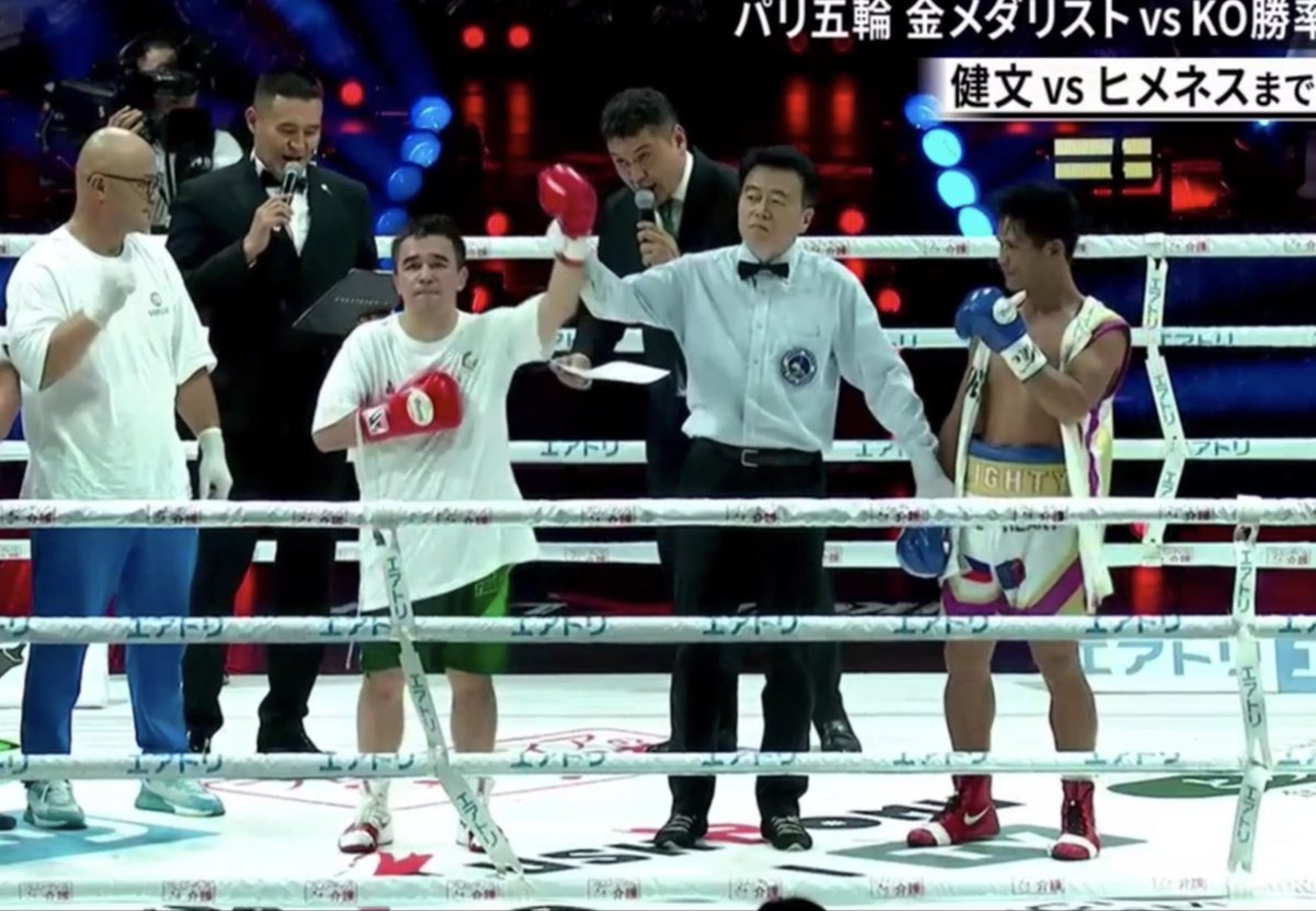 TimBoxeo's tweet image. Multiple gold medalist, 32yr old 🇺🇿 Hasanboy Dusmatov (7-0) coasts to a UD-8 win over 🇵🇭 Mark Antonio (11-3) in their super flyweight bout from Bishkek, Kyrgyzstan 🇰🇬. Official scores 80-72 x3
