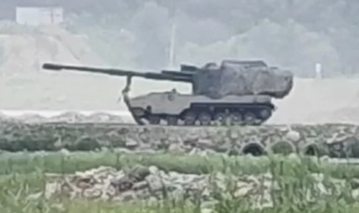 senolenis's tweet image. Çin’in kara kuvvetleri modernizasyonu kapsamında geliştirdiği ve testleri devam eden yeni 155mm obüs sistemi. 2027'den önce seri üretime girmesi ve 3 Eylüldeki geçit töreninde yer alması bekleniyor.