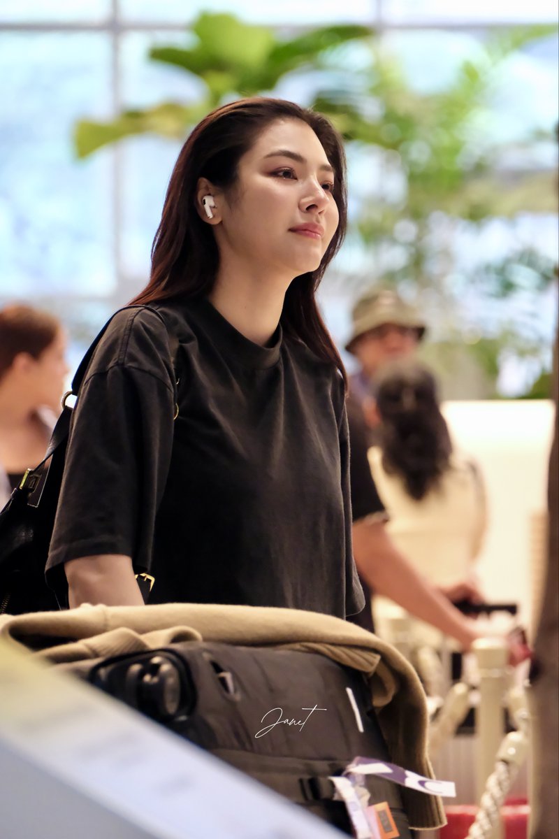 Khun Nueng lor mak 🥺😭

#FayePeraya #ฝ้ายพีรญา 
#Faye1stFMinSingapore