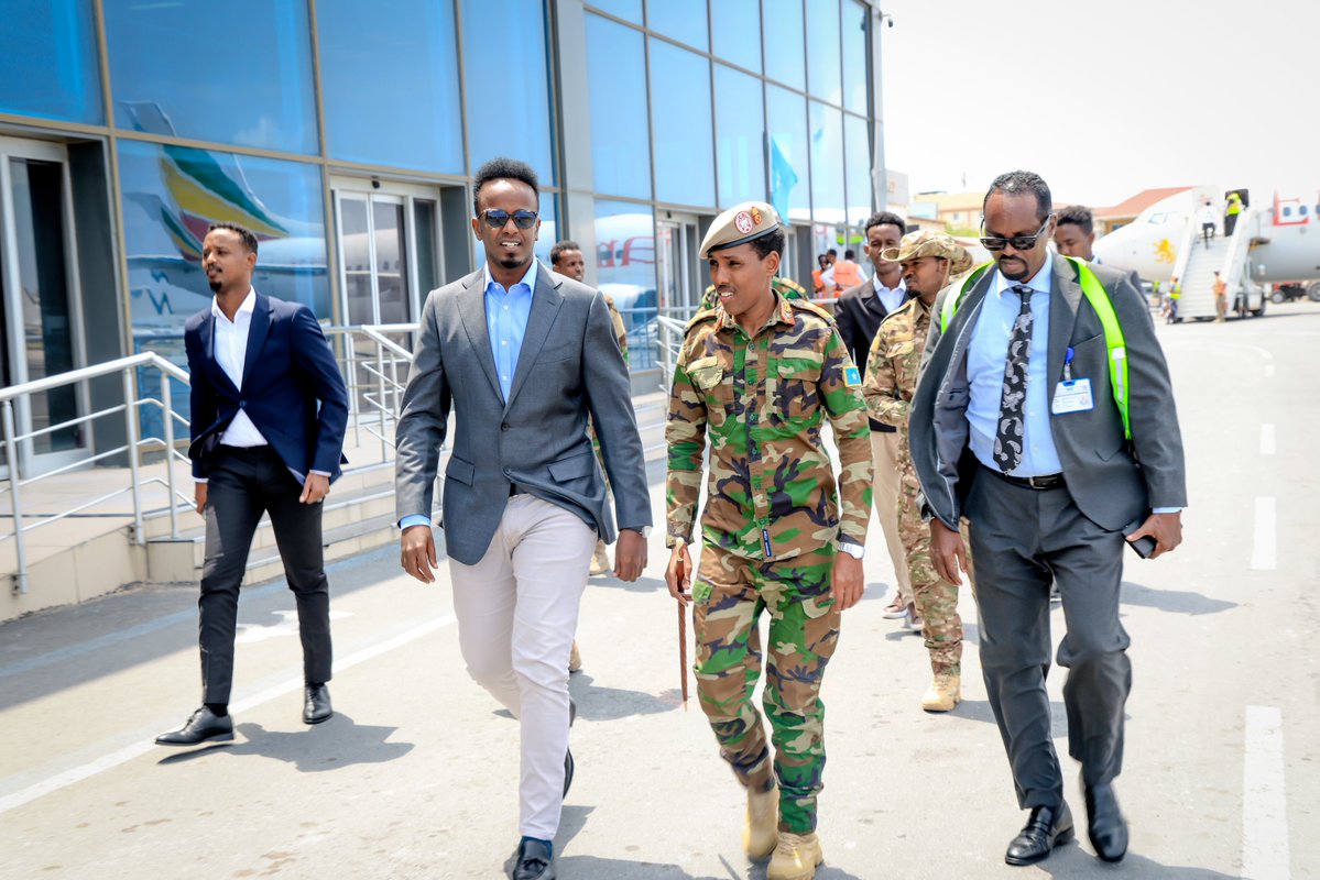 MoDSomaliya's tweet image. Today, the State Minister for Defence, H.E. Omar Ali Abdi, and the Chief of Defence Forces, Major General Odowaa Yusuf Rageh, had the distinct honour of bidding farewell to the Minister of Defence of the Union of the Comoros, H.E. Youssoufa Mohamed Ali; the Chief of Defence…
