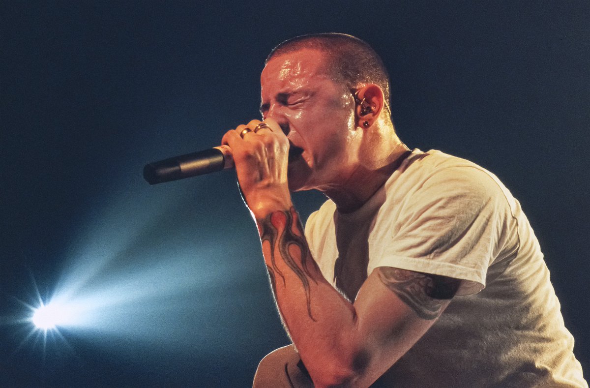 enterteinmentsg's tweet photo. #HOY el mundo de la 🎶 #música recuerda a 🇺🇸 Chester Bennington, 🎤 vocal de Linkin Park, a #8Años de su partida… 🕯️
La revista #HitParader lo ubicó en el 46° de “Los 100 Mejores Vocalistas del Metal de todos los tiempos” 👉 https://t.co/s5NmZvfoEq
#ChesterBennington #LinkinPark https://t.co/pXReZVFCA6