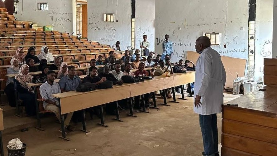 🟩 وسط أجواء من الفرح والأمل.. قاعة البغدادي بكلية الطب – جامعة الخرطوم تحتضن أول محاضرة بعد انقطاع دام أكثر من عامين! المبادرة جاءت بدعوة رمزية من الأستاذ كمال الزاكي لطلاب المستوى السادس، لتعلن عودة الروح إلى أحد أعرق الصروح الأكاديمية في السودان.

#Sudan_War_Updates