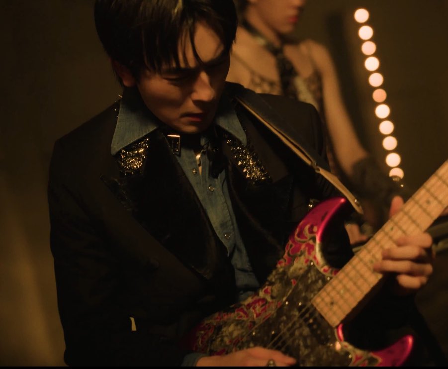 แอบเห็นมือคีย์บอร์ดตัวแรง อยู่ด้านหลังมือกีตาร์สุดเท่ 

PROXIE I’M GOOD CHARACTER VIDEO
#ดีอยู่แล้วที่พ้อกสีมีแครักเตอร์