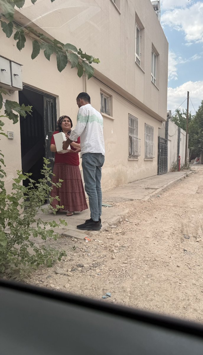 batuhandaskol's tweet photo. Adıyaman için birliğin, beraberliğin ve kardeşliğin her zaman yanında olduk, olmaya da devam edeceğiz. Bu değerlere zarar vermeye çalışan kim olursa olsun, karşısında dimdik duracağımızdan kimsenin şüphesi olmasın.

Hafta sonumuzu Demokrasi ve Birlik Derneği Başkan Yardımcımız kıymetli kardeşimiz Ahmet Akdulum @AkdulumAhmet1  ile birlikte değerlendirdik. Ailelerimizi ziyaret edip güzel sohbetler etme fırsatı bulduk. Genel Başkanımızın selamlarını ilettik.

SMA hastası olan Ömer Asaf evladımızı da ziyaret ederek değerli ailesiyle muhabbet ettik. Dualarımız onunla, kalbimiz yanlarında.

Bu memleket, asrın felaketini yaşadıktan sonra her zamankinden daha fazla birlik ve bütünlüğü hak ediyor. Bizler de elimizden gelenin en iyisini yapmaya gayret ediyoruz. Genel Başkanımızın destekleriyle, görevimizi Adıyaman için layıkıyla yerine getirme azmindeyiz. @dembirderadyman @MetinerBasin