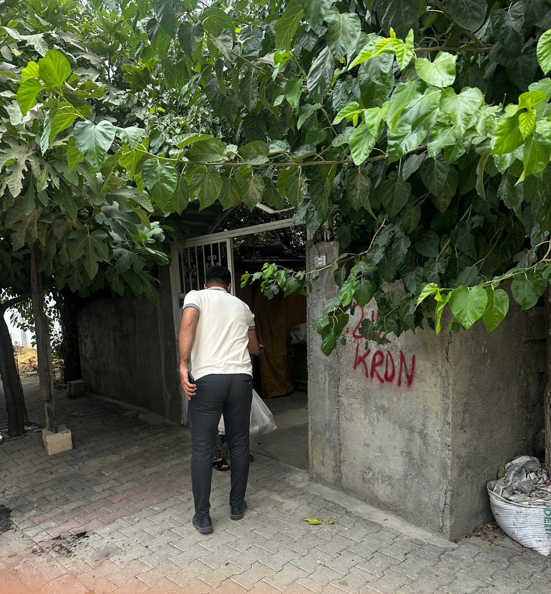 batuhandaskol's tweet photo. Adıyaman için birliğin, beraberliğin ve kardeşliğin her zaman yanında olduk, olmaya da devam edeceğiz. Bu değerlere zarar vermeye çalışan kim olursa olsun, karşısında dimdik duracağımızdan kimsenin şüphesi olmasın.

Hafta sonumuzu Demokrasi ve Birlik Derneği Başkan Yardımcımız kıymetli kardeşimiz Ahmet Akdulum @AkdulumAhmet1  ile birlikte değerlendirdik. Ailelerimizi ziyaret edip güzel sohbetler etme fırsatı bulduk. Genel Başkanımızın selamlarını ilettik.

SMA hastası olan Ömer Asaf evladımızı da ziyaret ederek değerli ailesiyle muhabbet ettik. Dualarımız onunla, kalbimiz yanlarında.

Bu memleket, asrın felaketini yaşadıktan sonra her zamankinden daha fazla birlik ve bütünlüğü hak ediyor. Bizler de elimizden gelenin en iyisini yapmaya gayret ediyoruz. Genel Başkanımızın destekleriyle, görevimizi Adıyaman için layıkıyla yerine getirme azmindeyiz. @dembirderadyman @MetinerBasin