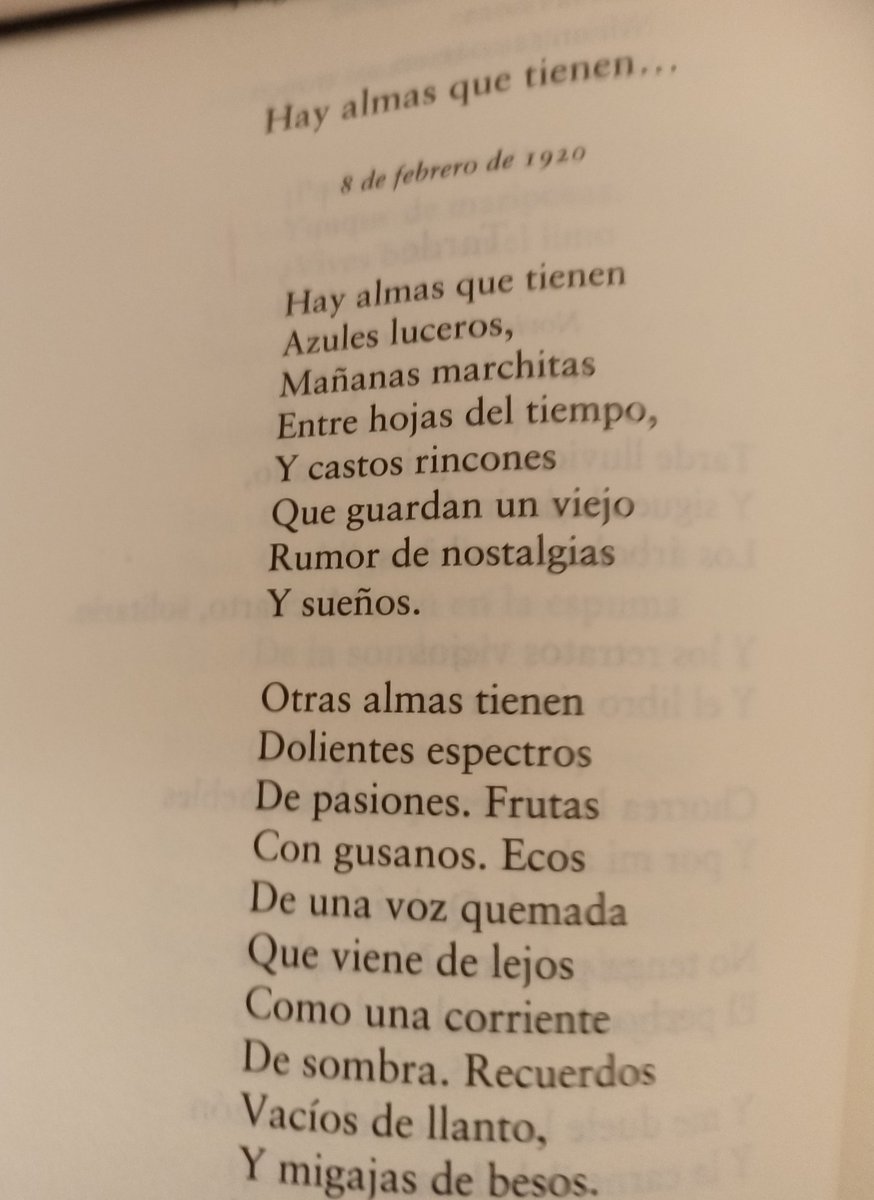 literlandweb1's tweet photo. "Hay almas que tienen azules luceros, 
mañanas marchitas entre hojas del tiempo, 
y castos rincones que guardan un viejo rumor de nostalgias y sueños. 
Hay almas a las que uno tiene  ganas de asomarse,  como a una ventana  llena de sol".  
Federico García Lorca https://t.co/c0tGxtXumj
