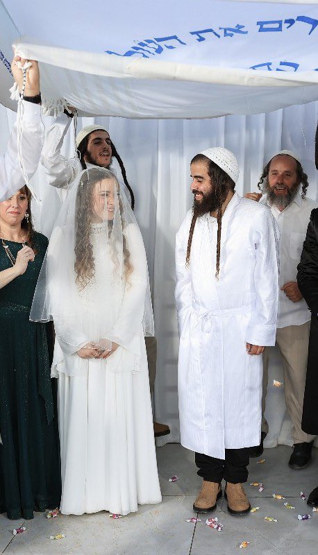 DovLipman's tweet image. A BEAUTIFUL ISRAELI WEDDING STORY
Rabbi Yisrael Meir Lau writes about the last Shabbat in Gush Katif - the Jewish neighborhoods in Gaza - 20 years ago.
He went to be together with the thousands of Jews who were going to be expelled from their homes a few days later.
Rabbi Lau…