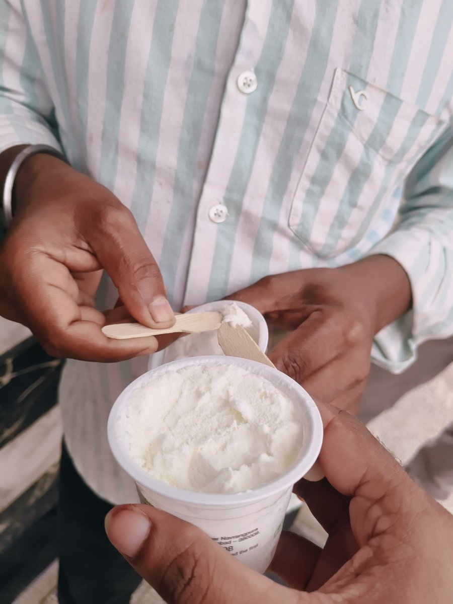 पता नहीं प्रेमिका के साथ आइसक्रीम खाना कैसा होता है लेकिन दोस्त के साथ से बढ़िया नहीं होता होगा क्योंकि पैसे दोस्त ही pay करते हैं