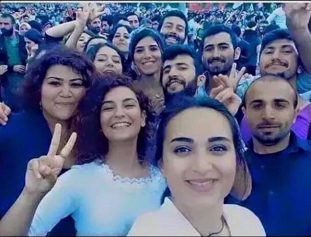 Korkusuzca gittiler aşkla gülümseyerek düştüler
ölümün koynuna..
düşleri Suruç'a asılı kaldı. unutmadık unutmayacağız.
#SurucKatliamı