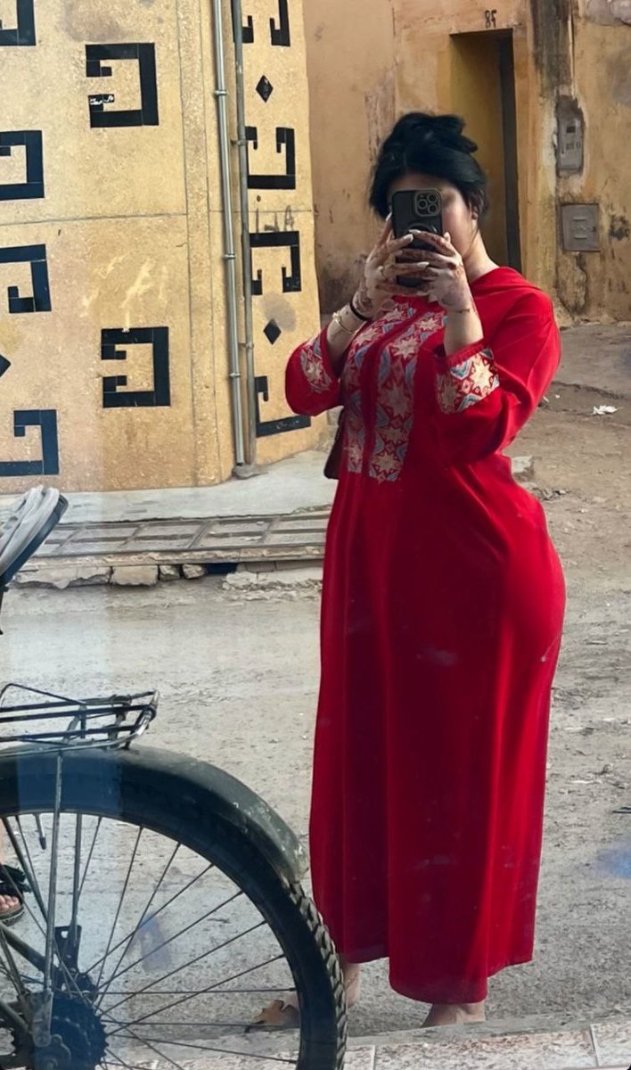 أنا الذي اخترت الجلابة.
نعم، لم تكن صدفة أن تكون ضيقة عند الخصر، وأن تنحني بانسياب تام على مؤخرتها كما لو خيطت من شهوات الرجال لا من قماش.
كنت أعلم تمامًا ماذا أفعل حين دفعت ثمنها،
وحين طلبت من الخيّاط أن يشدّها من تحت ..
و همست لها :
 البسيها في وضح النهار ومرّي من الزِقاق ببطء