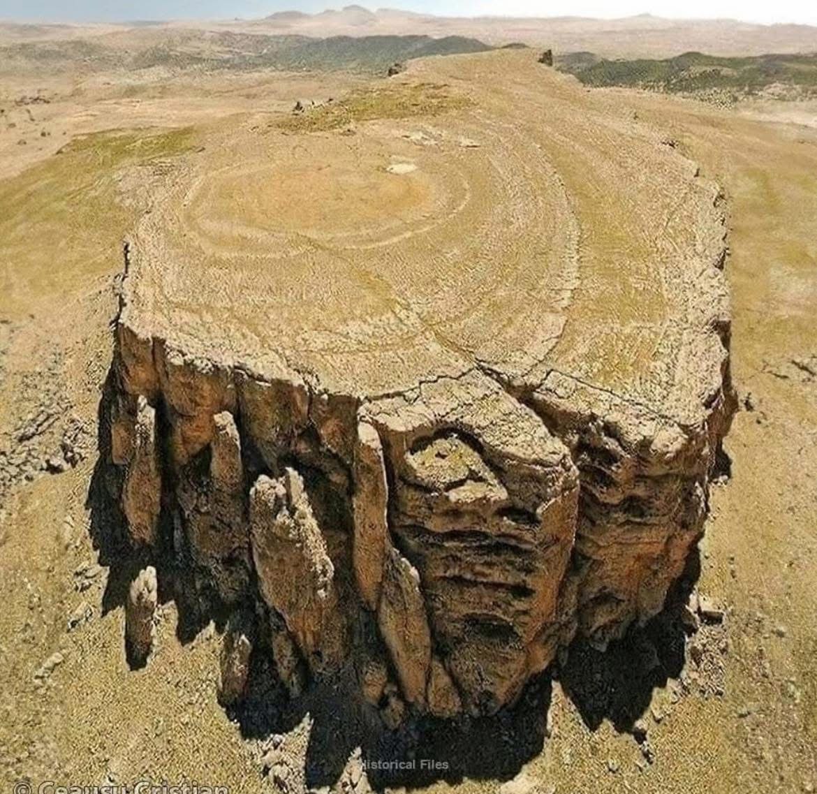 The Yugurt Cliff — a cross-section of a giant tree

On the Yugurt plateau in Tunisia stands a stone cliff with perfectly round annual rings, easily comparable to the rings of a tree stump. Geologists and historians carefully hid the data: this is not a mountain at all, but a
