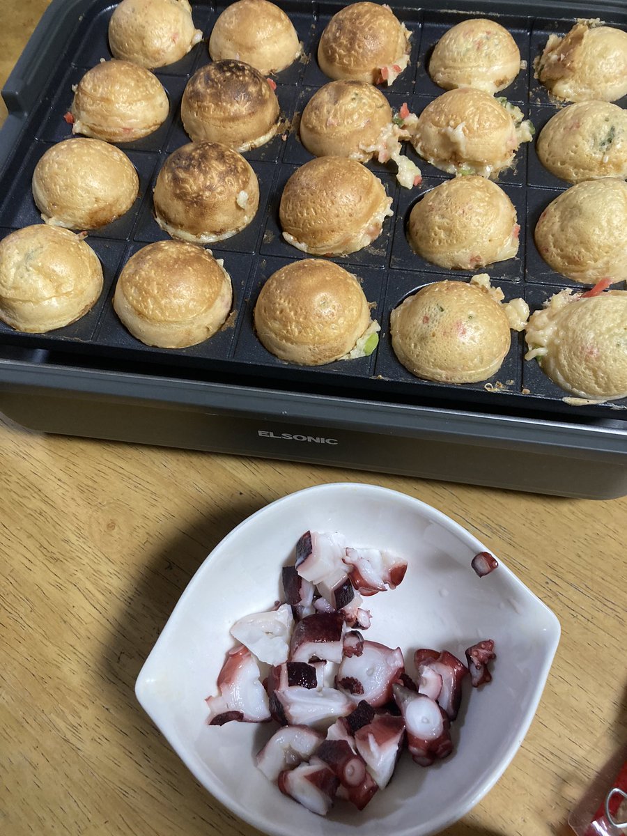 ikuko48925338's tweet image. 風間くんのBL見てたこ焼き器欲しい熱が再燃し、さきほど息子と買いに行きました。
上が息子、下が母。
わたしの性格のザツさがよく表れておる🌀🌀🌀
人生初タコパ、楽しかったです🥰