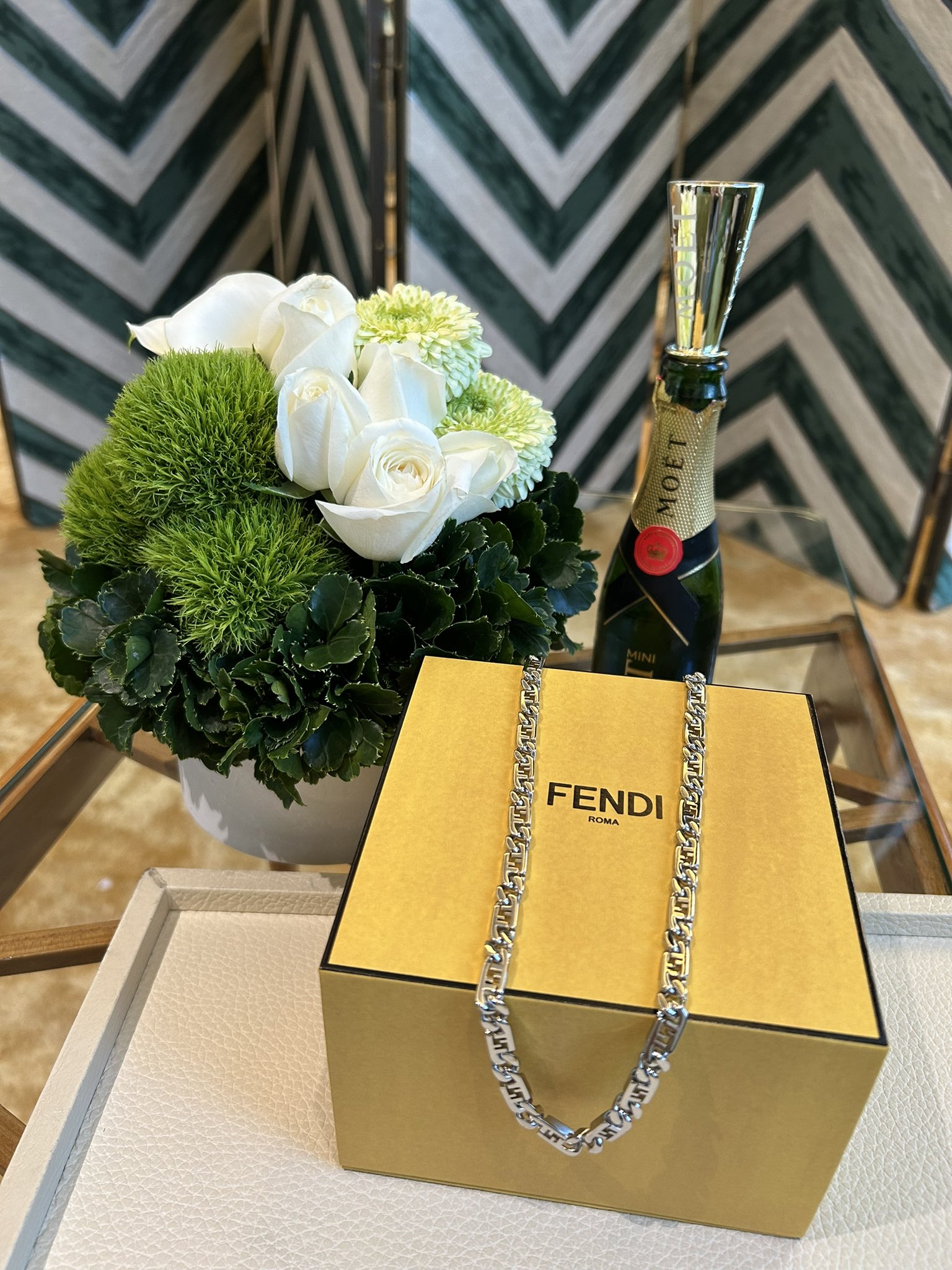 ごろりんさん専用。❣️FENDI ❣️花柄 スパイバッグ 希少品　お値打ち品❣️ ごろりんさん専用。❣️FENDI ❣️花柄 スパイバッグ 希少品 お