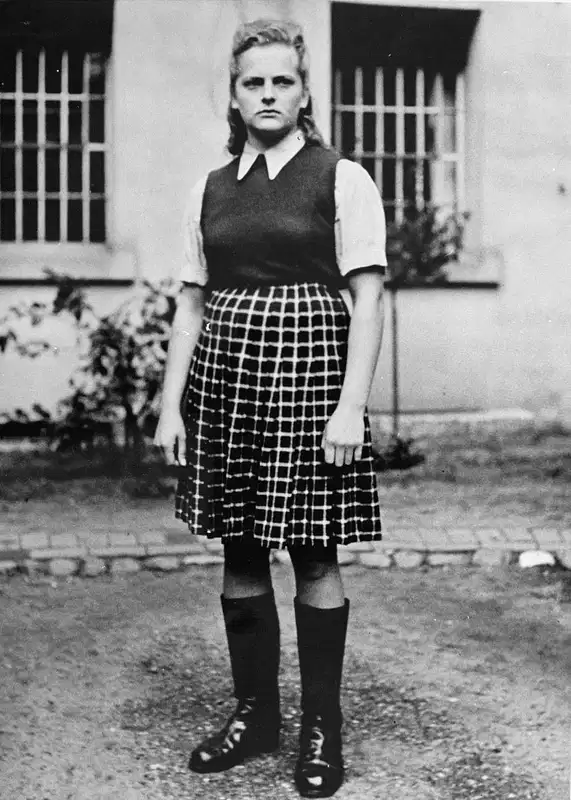 engslove1's tweet photo. @SpletnaMladina Emancipiranka Irma Grese:
Najkrutejša ženska nacistične Nemčije.

Leta 1943 premeščena v Auschwitz, povzpela se je do čina višjega nadzornika SS, drugega najvišjega ranga, za člane SS. Vsi preživel povedo, da so spoznali njeno sadistično orodje: bič, pištolo in težke škornje. https://t.co/Mp4NvJKiFX