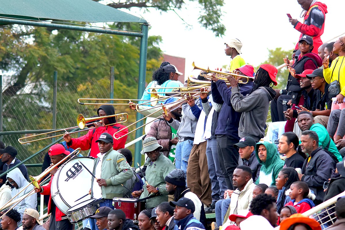 ZimCricketv's tweet photo. Two overs remaining, Zimbabwe are 131/6

(Ryan Burl 29*, Tinotenda Maposa 2*)

Ball-by-ball 📝: https://t.co/UQV6kxdrCd

#ExperienceZimbabwe #T20ITriSeries #ZIMvSA https://t.co/8JZqGdHlC0