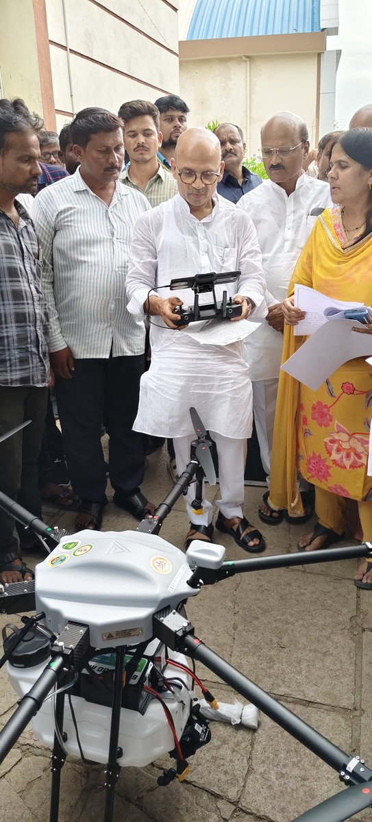 ಸೇಡಂ ತಾಲೂಕು ಕೃಷಿ ಇಲಾಖೆ ಆವರಣದಲ್ಲಿ 2022-23ನೇ ಸಾಲಿನ ಕೆ.ಕೆ.ಆರ್.ಡಿ.ಬಿ ಮೆಗಾ ಮೈಕ್ರೋ ಯೋಜನೆ ಅಡಿಯಲ್ಲಿ ಸೇಡಂ ತಾಲೂಕಿನ ಊಡಗಿ ಗ್ರಾಮ ಪಂಚಾಯತ್ ಡ್ರೋನ್ ಸಿಂಪಡಣೆ ಕೇಂದ್ರಕ್ಕಾಗಿ ಡ್ರೋನ್ ಯಂತ್ರಕ್ಕೆ ಚಾಲನೆ ನೀಡಿದೆ.

38.76 ಲಕ್ಷ ರೂಗಳ ಡ್ರೋನ್ ಯಂತ್ರ ಹಾಗೂ 4.4 ಲಕ್ಷ ವೆಚ್ಚದ ಡ್ರೋನ್ ಸಾಗಿಸುವ ತ್ರಿಚಕ್ರ ವಾಹನಗಳಿಗೆ ಚಾಲನೆ ನೀಡಿ,