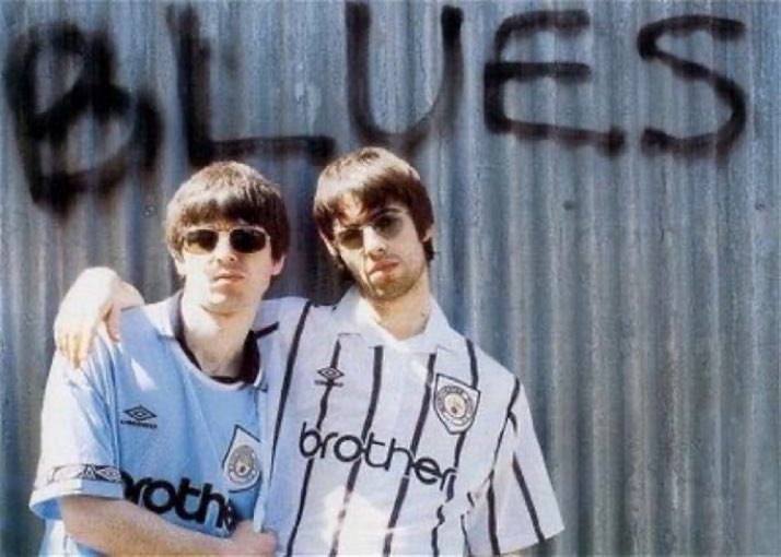 FootballRemind's tweet image. Oasis pose in their Manchester City shirts, 1994 👕