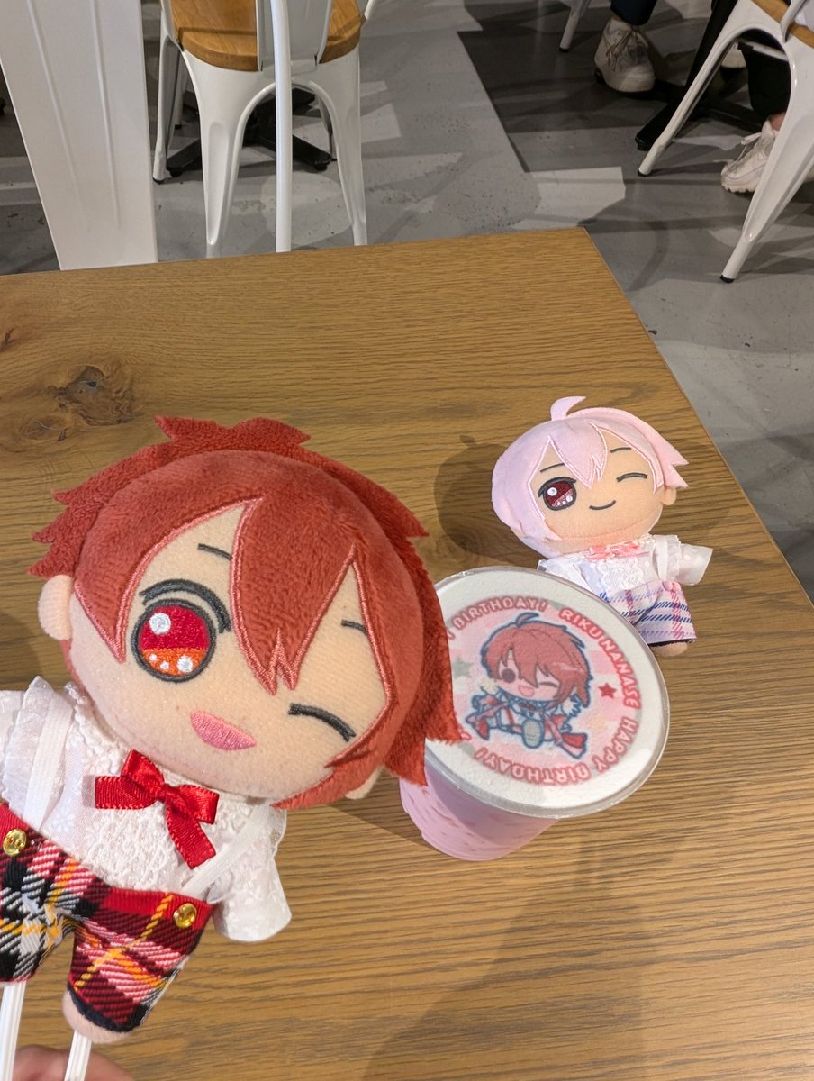 wwood_'s tweet photo. アニカフェとバースデーストア行った✨ https://t.co/PiqXZkI1fW