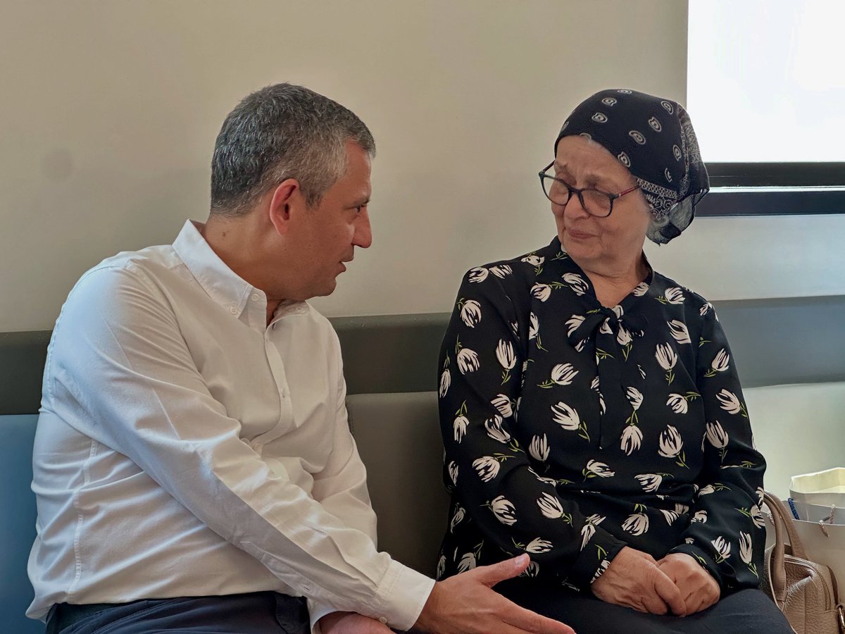 Genel Başkanımız Sayın Özgür Özel, bugün beni ve ailemi ziyarette bulundu. Üstelik kendi görüş hakkını anneme devretmiş. Kendisine yürekten teşekkür ediyorum. Sağ olsun, var olsun.