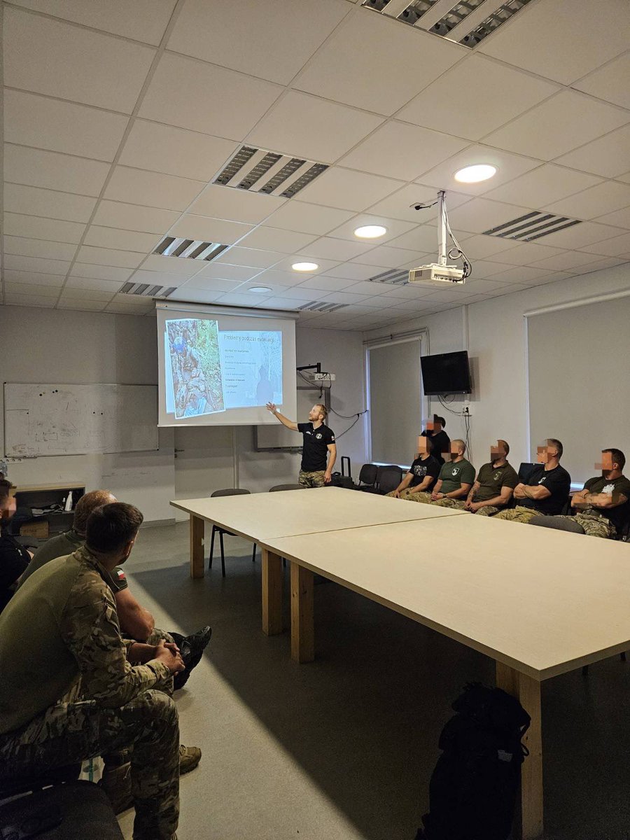 DamianDuda17's tweet image. Kilka dni temu na zaproszenie elitarnego SPKP Kraków przeprowadziliśmy prelekcje dotycząca pracy medyków pola walki z Fundacji „W międzyczasie” na Ukrainie oraz wstęp do szkolenie w temacie ”Turniquet syndrome „ ,czyli jak zapobiegać skutkom przedłużonego użycie opasek uciskowych…