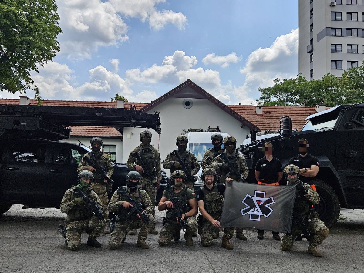 DamianDuda17's tweet image. Kilka dni temu na zaproszenie elitarnego SPKP Kraków przeprowadziliśmy prelekcje dotycząca pracy medyków pola walki z Fundacji „W międzyczasie” na Ukrainie oraz wstęp do szkolenie w temacie ”Turniquet syndrome „ ,czyli jak zapobiegać skutkom przedłużonego użycie opasek uciskowych…