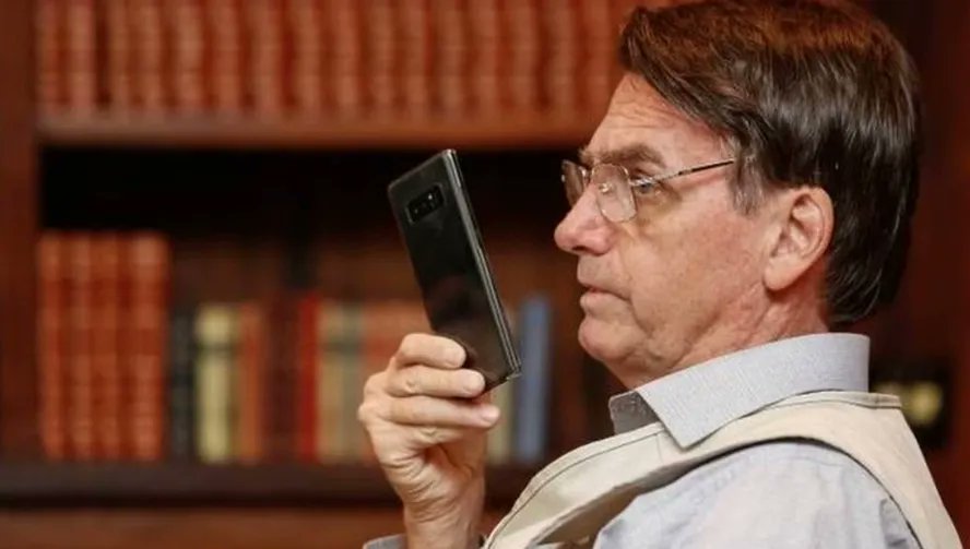 sensacionalista's tweet image. Sem WhatsApp há dois dias, Bolsonaro passa a acreditar em vacina e Terra redonda
