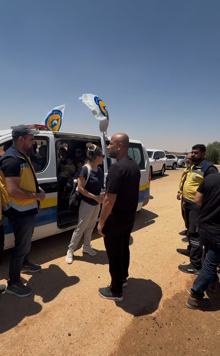 syrevarch's tweet image. رائد الصالح بقي 12 يوم قاعد مع فرق الدفاع المدني بالغابات بالساحل
وهلأ انتقل لمداخل السويداء لمحاولة ادخال قوافل طبية ومساعدات غذائية
هالرجل يستحق كل الشكر 💚