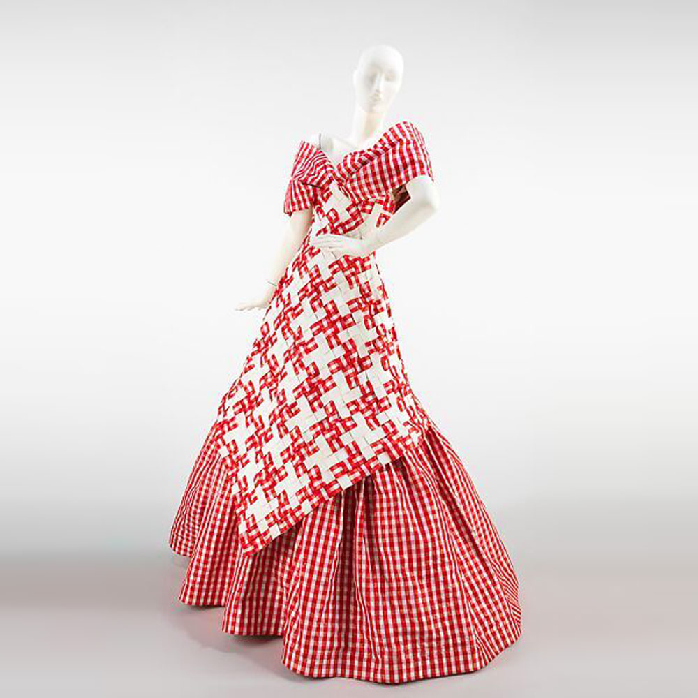 TheVFG's tweet image. Arnold Scaasi’s spring/summer 1988 ball gown cheekily transforms humble red‑and‑white gingham into a lavish silk evening gown. This gown is quintessential Scaasi: playful yet opulent, and a celebration of maximalism. The Met, Brooklyn Museum Costume Collection