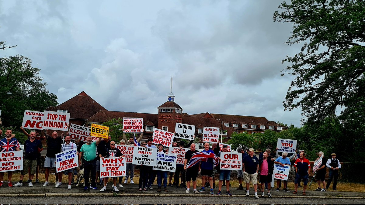 RBMSteve's tweet image. The people of Aldershot get out on a rainy, windy day to protest outside the Potters Hotel against migration and the hotel being used to house them. Well done all 👏