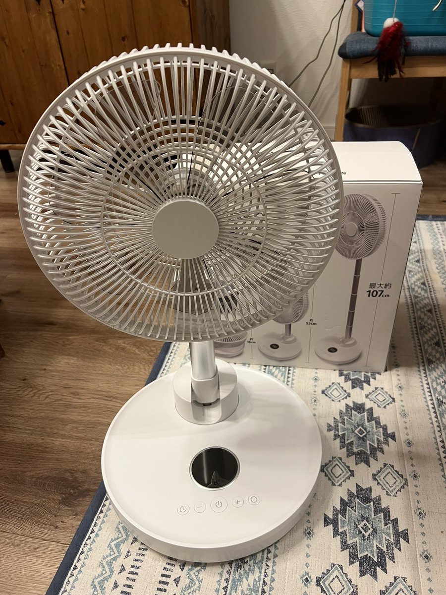 studiolaut's tweet image. 決まった物だけ買うはずが、毎回海外旅行か！て位に爆買いして帰って来てしまうコストコですが、今日の1番のお気に入りは「折りたためるコードレスDC扇風機」です。
12000mAh容量の充電式で超コンパクトに畳めるのに、伸ばしたら1m以上の高さになるのよ、奥さん！！
#costco