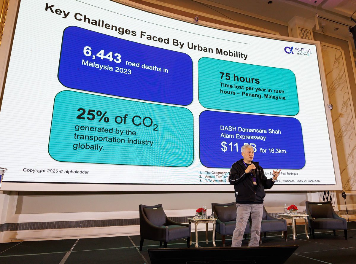 NTUsg's tweet image. At the third #NTUsg Alumni Regional Conference 2025 in Kuala Lumpur, 250 #NTUsgAlumni and industry leaders came together to exchange ideas on sustainability, innovation, and cross-border growth. It was a chance to keep learning and broaden their perspectives beyond the classroom.…