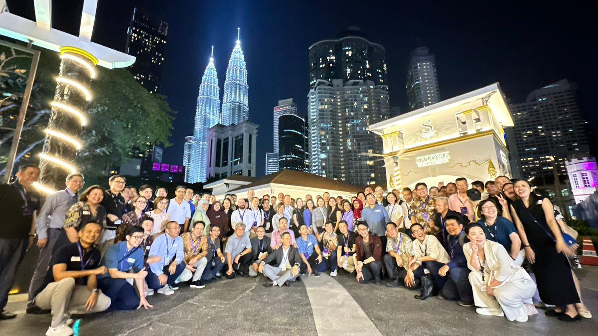 NTUsg's tweet image. At the third #NTUsg Alumni Regional Conference 2025 in Kuala Lumpur, 250 #NTUsgAlumni and industry leaders came together to exchange ideas on sustainability, innovation, and cross-border growth. It was a chance to keep learning and broaden their perspectives beyond the classroom.…