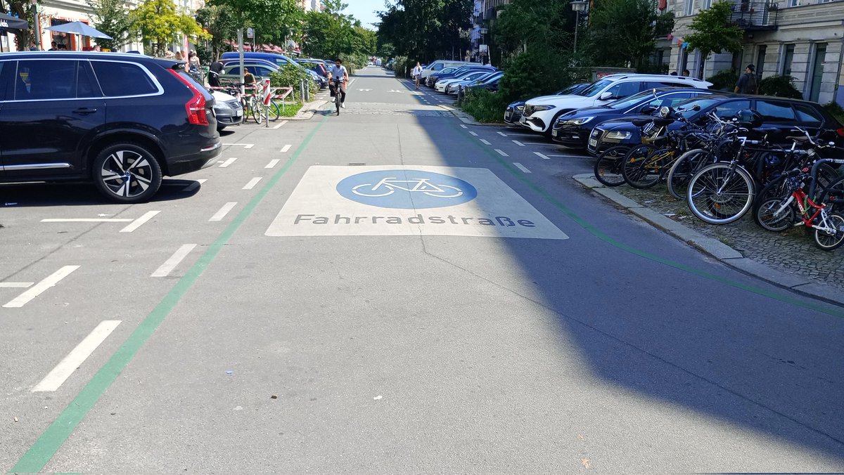 En Berlín, lejos de boicotear la expansión de los carriles bici, han habilitado carreteras en las que prevalece su uso sobre el coche. Por no hablar de lo envidiable que es su modelo de transporte público urbano. Valladolid o Madrid, en la dirección opuesta ¿Qué futuro queremos?