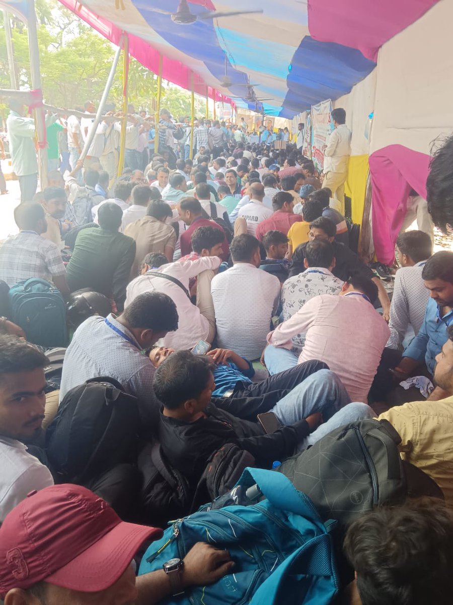 chandreshk59597's tweet image. बेल्ट्रॉन डाटा इंट्री ऑपरेटर संघ का अनिश्चितकालीन हड़ताल गर्दनिबाग पटना।
एक मांग सेवा समायोजन।
#DataEntryOperatorBELTRON
@abpbihar 
@BiharTakChannel 
@Jduonline 
@iChiragPaswan 
@News18Bihar 
@NitishKumar 
@yadavtejashwi 
@RJDforIndia 
@ForSuraaj