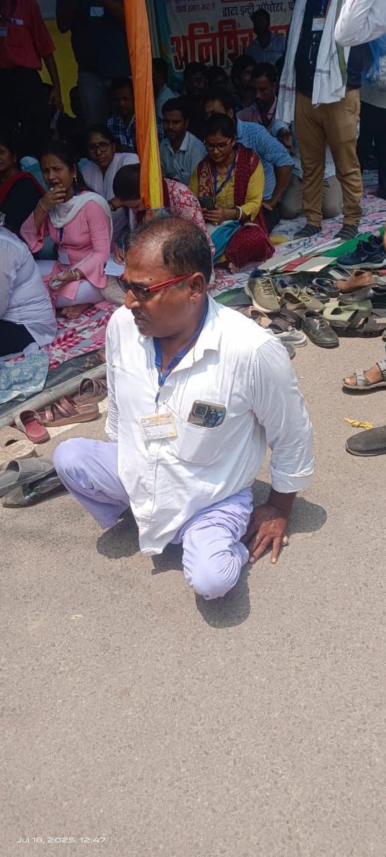 chandreshk59597's tweet image. बेल्ट्रॉन डाटा इंट्री ऑपरेटर संघ का अनिश्चितकालीन हड़ताल गर्दनिबाग पटना।
एक मांग सेवा समायोजन।
#DataEntryOperatorBELTRON
@abpbihar 
@BiharTakChannel 
@Jduonline 
@iChiragPaswan 
@News18Bihar 
@NitishKumar 
@yadavtejashwi 
@RJDforIndia 
@ForSuraaj