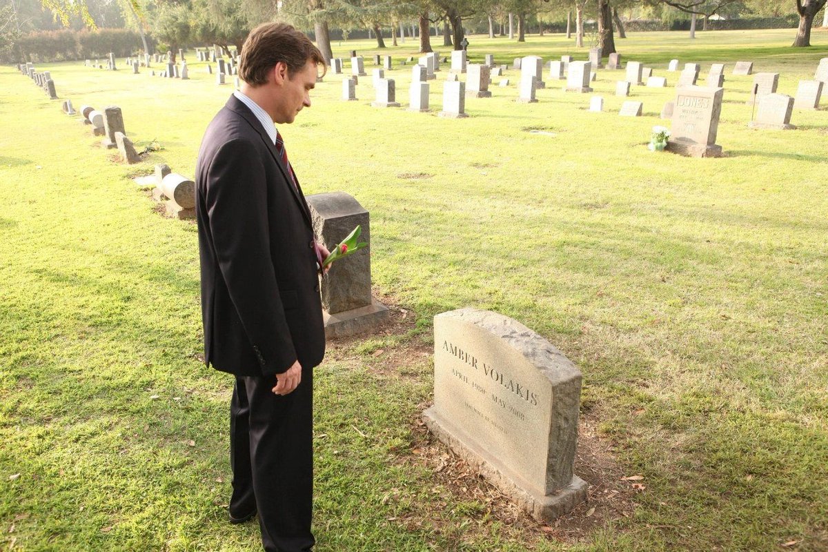 Dreamduality's tweet image. why we did not get this scene where Wilson visits Amber’s grave in 8x21 ??? WHY???