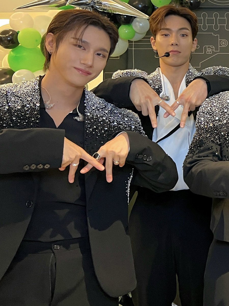 학생 바지 지퍼 열렸어 ..