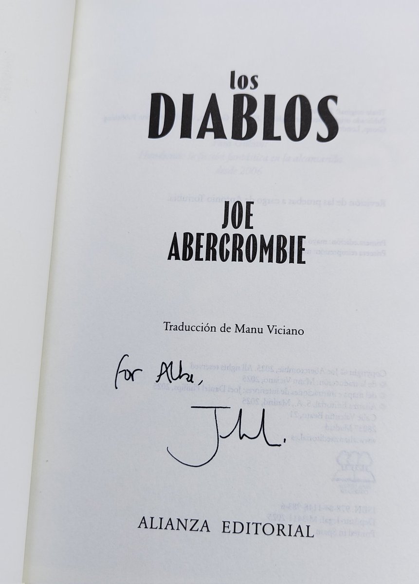 albamellark_'s tweet image. Y nada más salir de la firma de Sanderson nos encontramos a Abercrombie viviendo su mejor vida a la sombra, what a day 😂✨