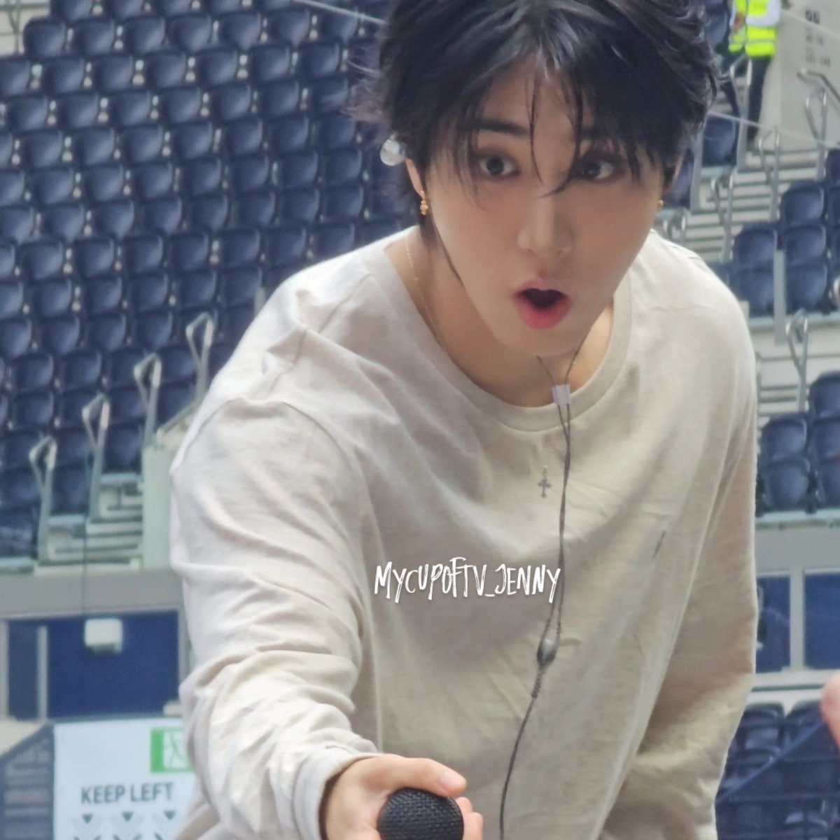 He's so freaking cute 😍 He triggers my cuteness aggression! #StrayKids #straykidslondon #StrayKids_dominATE #StrayKidsInUK #HANJISUNG #straykidshan #SKZ