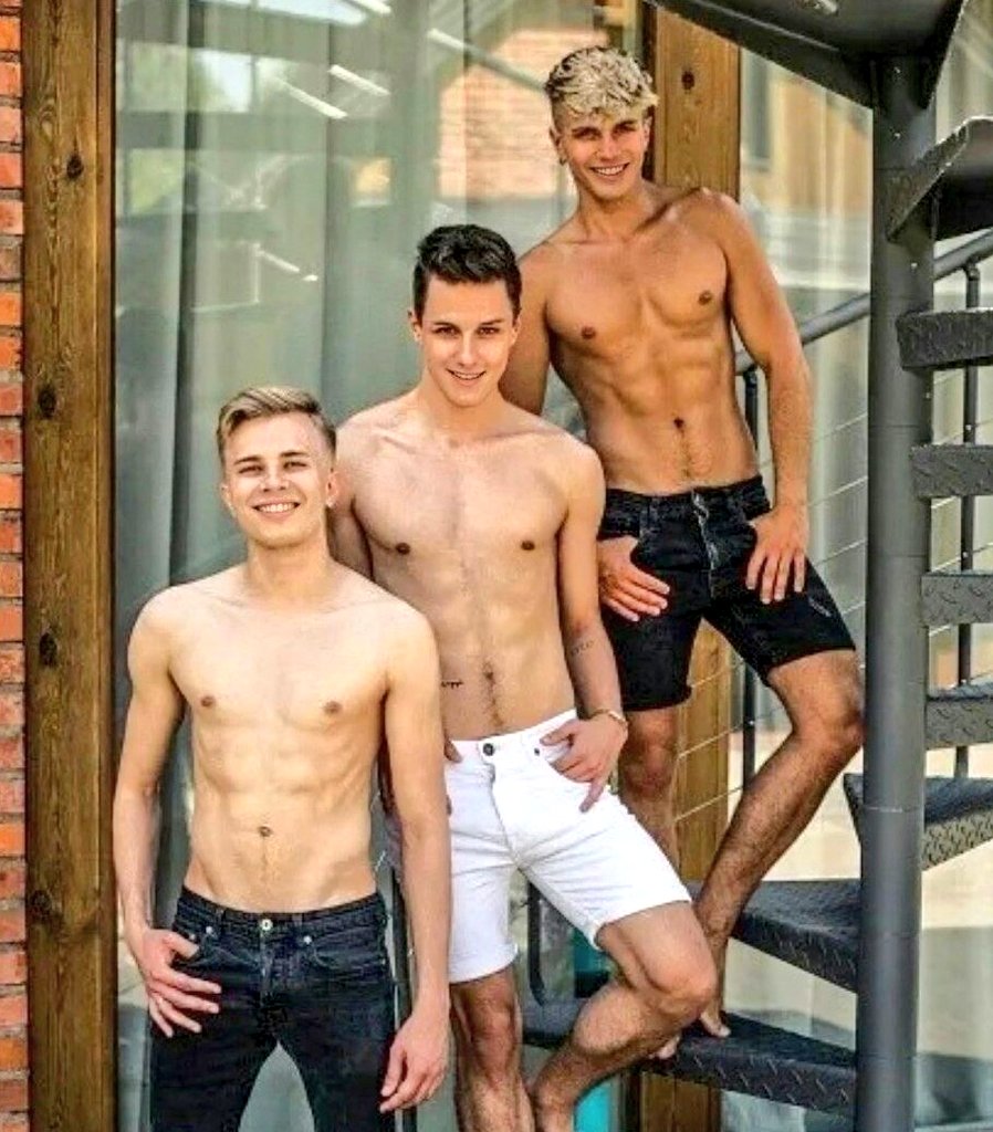 Amigos, ¿quién aguanta esa sonrisa traviesa y ese cuerpo que parece obra de arte? 💥✨

Me quedo con esa vibra ligera y segura que irradia el chico de blanco, puro fuego fresco que despierta más de una fantasía... 🔥😉

#gayfollow #VibesQueEn... instagram.com/chicosdelared/