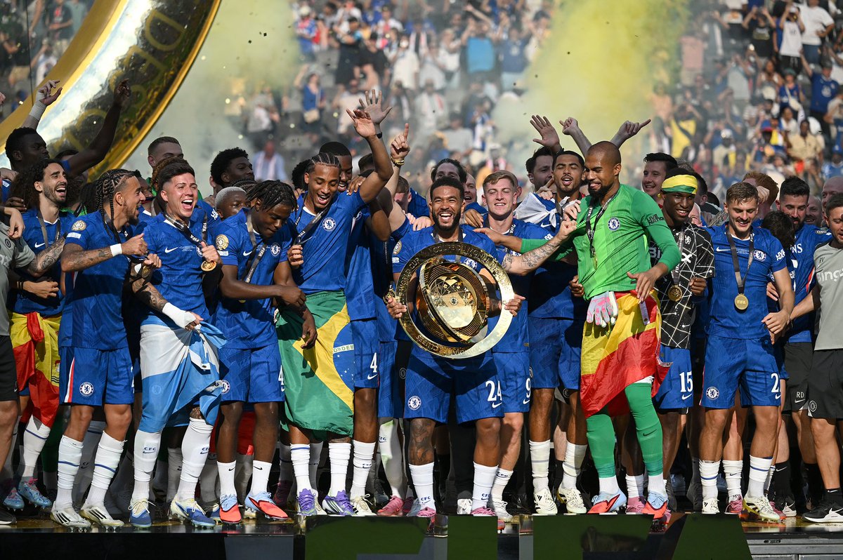 🚨 D’après le Sunday Times 🏴󠁧󠁢󠁥󠁮󠁧󠁿, la veille de la finale du Mondial des Clubs, lors d’un dîner organisé par la FIFA, 𝗣𝗟𝗨𝗦𝗜𝗘𝗨𝗥𝗦 𝗘𝗠𝗣𝗟𝗢𝗬𝗘́𝗦 𝗗𝗨 𝗣𝗦𝗚 𝗦𝗘 𝗤𝗨𝗘𝗦𝗧𝗜𝗢𝗡𝗡𝗔𝗜𝗘𝗡𝗧 𝗦𝗨𝗥 𝗟𝗘𝗦 𝗠𝗢𝗗𝗔𝗟𝗜𝗧𝗘́𝗦 𝗗𝗘 𝗥𝗘𝗧𝗥𝗔𝗜𝗧 𝗣𝗨𝗜𝗦 𝗗𝗘