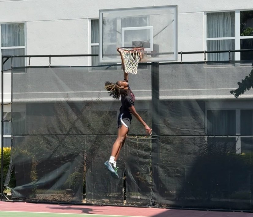 7Grays's tweet image. After 4 days of games they found a place to shoot on their day off between live periods. Hoopers gonna hoop 🤷🏾♀️ This was at Residence Inn. @Aliyah_Woodard_ @ShowGrays