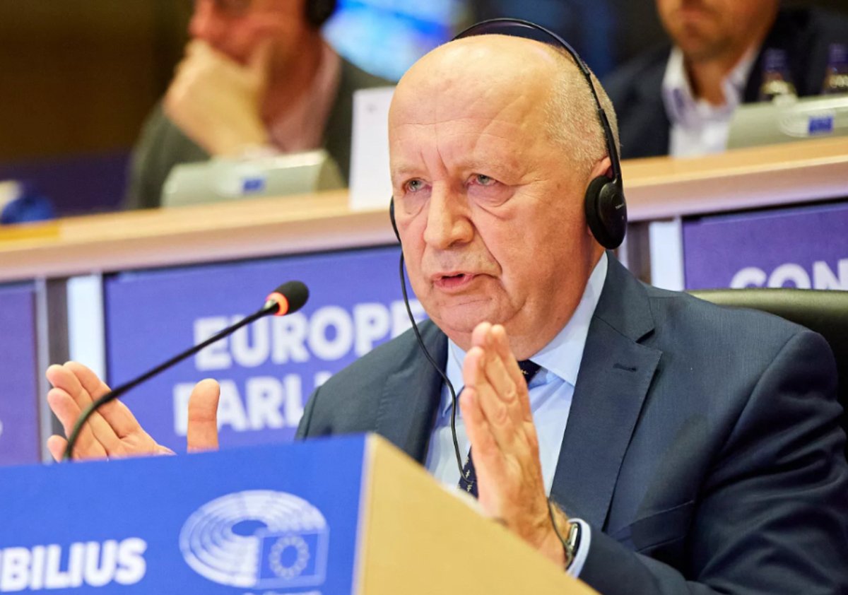 Frau vonderLeyen schlägt vor, der Ukraine im nächsten EU-Haushalt 100 Milliarden zuzuweisen. Das sind 40 Millionen pro Tag für die nächsten sieben Jahre.
 
Die EU und ihre Mitgliedsstaaten hatten der Ukraine von März 2022 bis Mai 2025 bereits rund 160 Milliarden an Militär-,